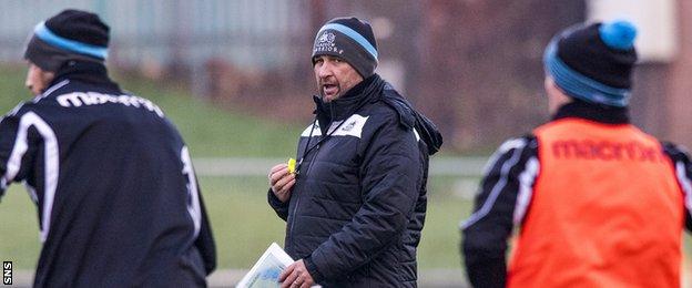 Kenny Murray oversees Glasgow Warriors training