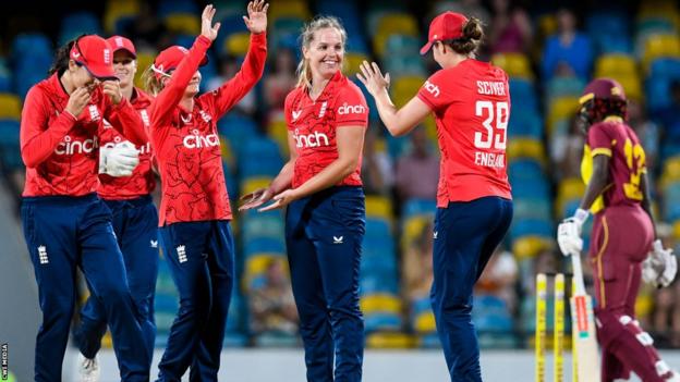 Freya D avies feiert mit ihren englischen Teamkolleginnen ein Wicket gegen die Westindischen Inseln
