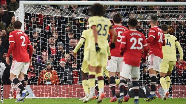 Arsenal score at Old Trafford with Manchester United goalkeeper David de Gea down injured
