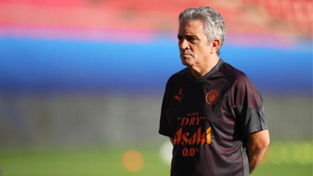 Juanma Lillo puts his arms behind his back