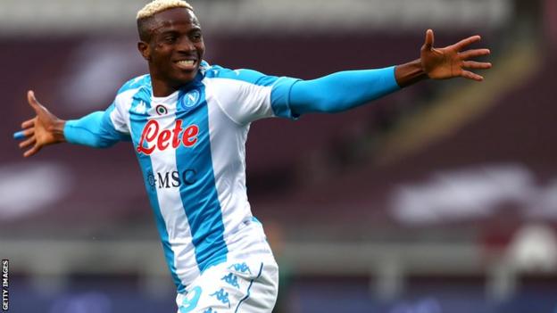 L'attaccante della Nigeria Victor Osimin festeggia un gol per il club italiano del Napoli