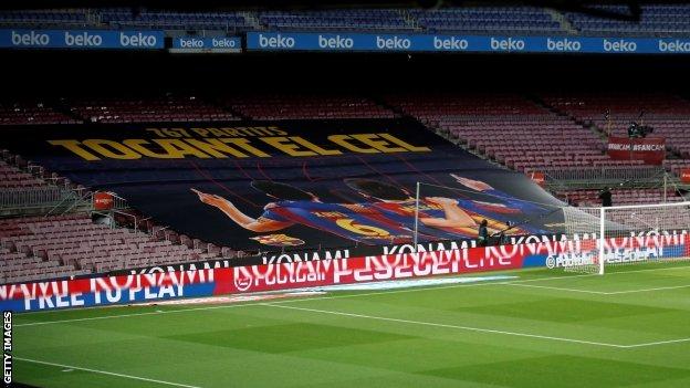 Barcelona displayed a painted banner of Messi and Xavi together with the words 'touching the sky' at the Nou Camp