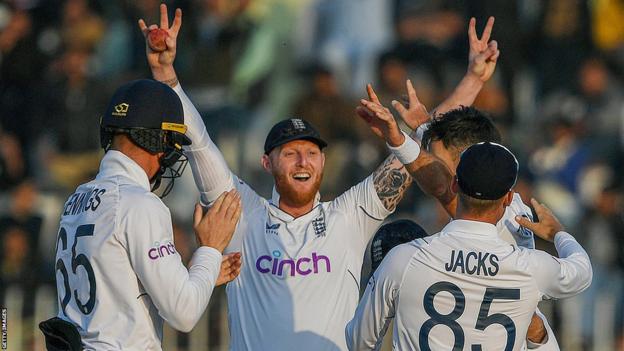 Ben Stokes (centro) y su compañero de Inglaterra celebran un wicket contra Pakistán