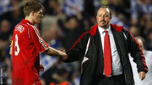 Steven Gerrard shakes hands with Rafael Benitez