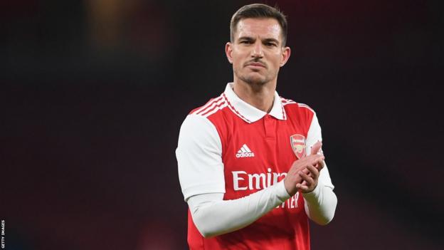 L'arrière latéral d'Arsenal Cedric Soares applaudit les fans