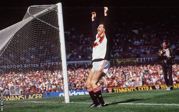 Michael Knighton sur le terrain d'Old Trafford en août 1989