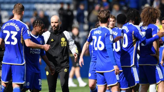 Leicester boss Enzo Maresca among his Foxes players