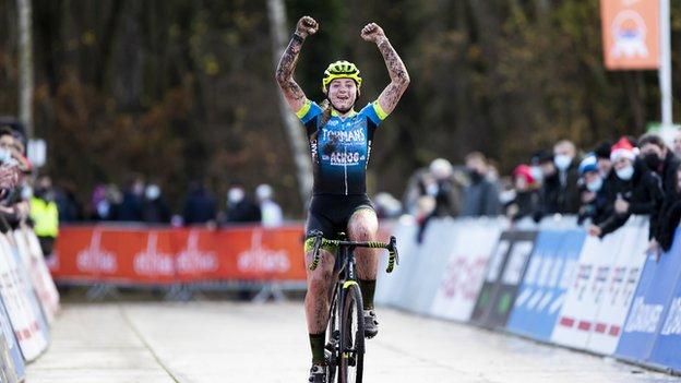 17-year-old Backstedt became the youngest ever winner of a women's elite cyclo-cross race in Belgium with her cyclo-cross win in Essen at the weekend