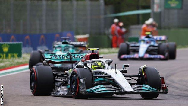 Lewis Hamilton rijdt tijdens de sprintrace van zaterdag in Imola