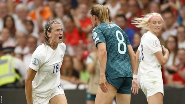 England's Jill Scott clashes with Germany's Sydney Lohmann