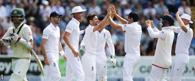 Mark Wood celebrates the wicket of Nathan Lyon with team-mates