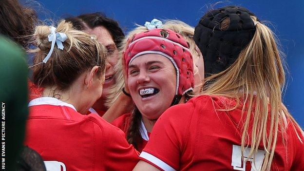 Carys Phillips celebrates try