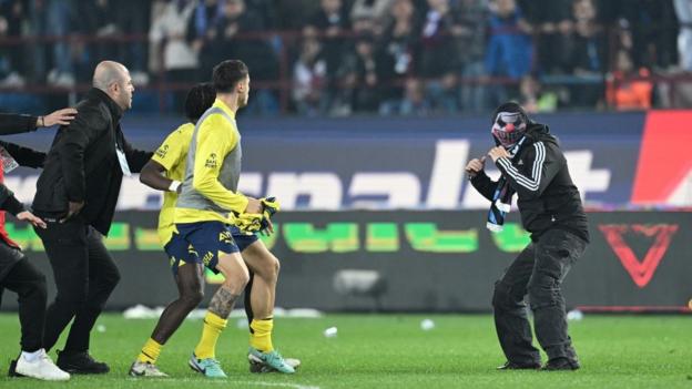 Trabzonspor supporters clash with Fenerbahce players