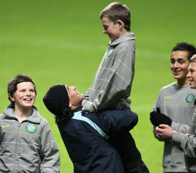 Maradona holds up Celtic ballboy