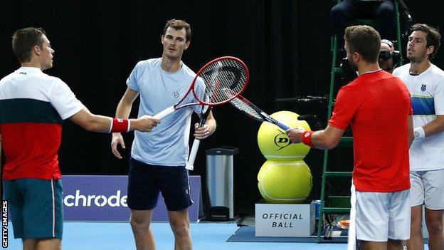 Neal Skupski, Jamie Murray, Liam Broady y Cam Norrie golpean las raquetas después de la batalla de los británicos.