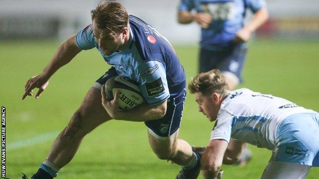 Kristian Dacey crosses for Blues' try