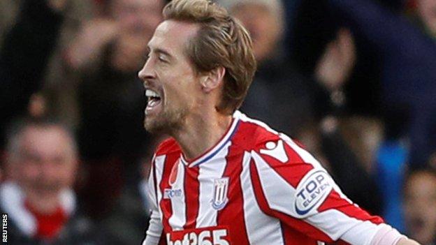 Peter Crouch signs new one-year deal with Stoke