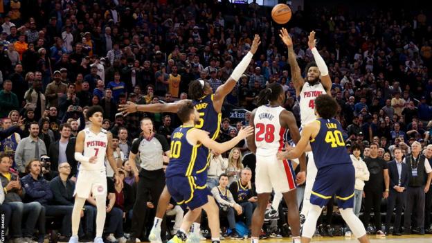 NBA: โกลเด้น สเตท วอร์ริเออร์ส แพ้ ดีทรอยต์ พิสตันส์ หลังจบเกมด้วยสามแต้ม