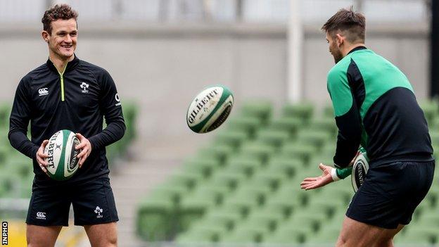 Billy Burns (left) and Ross Byrne during Ireland training