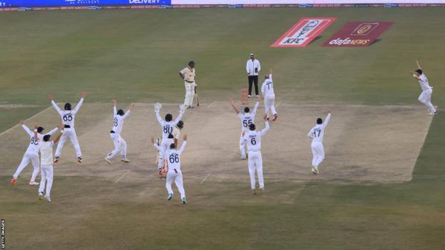 Inglaterra celebra la victoria en Rawalpindi