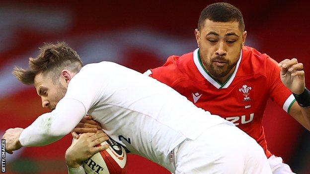 Taulupe Faletau tackles Elliot Daley