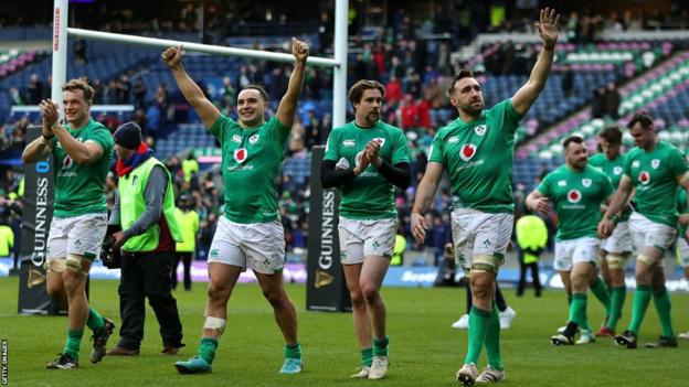 Los jugadores de Irlanda celebran su victoria sobre Escocia en Murrayfield