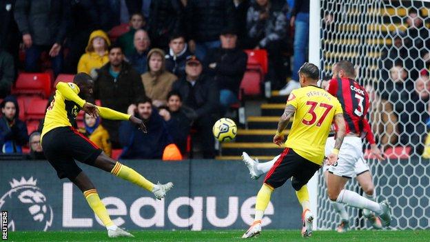 Abdoulaye Doucoure misses chance