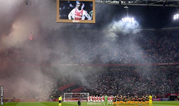 Tributes to Jody Lukoki at a match between Ajax and Heerenveen