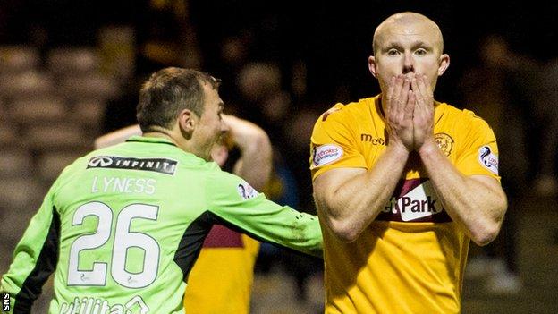 Curtis Main misses a chance for Motherwell