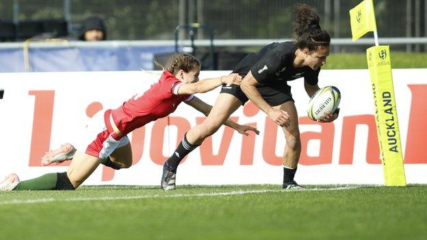 Ruby Tui ยิงประตูปิดให้นิวซีแลนด์ระหว่างการแข่งขัน Pool A Rugby World Cup 2021 ระหว่างเวลส์และนิวซีแลนด์ที่สนามกีฬา Waitakere