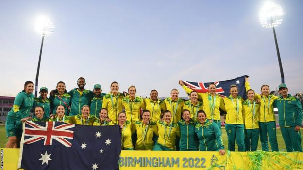 Photo de groupe de femmes australiennes après avoir remporté les Jeux du Commonwealth contre l'Inde