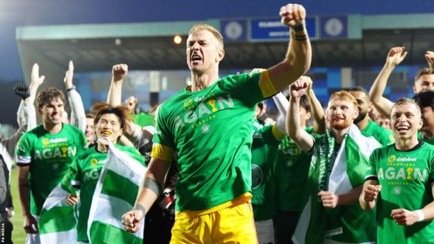 Celtic celebrate after winning the Scottish Premiership title