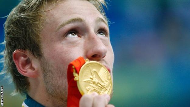 Matthew Mitcham kisses his Olympic gold medal after winning the men's 10m platform diving competition at Beijing 2008