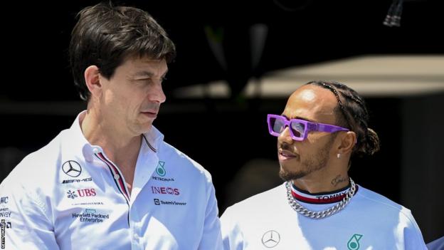 Mercedes-coureur Lewis Hamilton praat met teambaas Toto Wolff