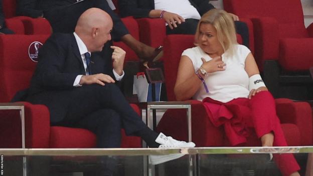 Almanya içişleri bakanı Nancy Faeser, Almanya - Japonya maçında FIFA başkanı Gianni Infantino'nun yanında otururken OneLove kol bandını taktı.