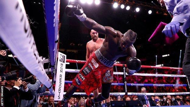 Tyson Fury, Deontay Wilder'ı nakavt etti