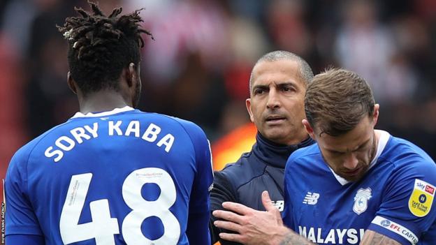 Cardiff's Sory Kaba en Cardiff's Joe Ralls worden begroet door manager Sabri Lamouchi