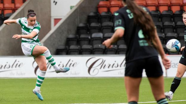 Amy Gallacher del Celtic anota su 16º de la temporada de la liga