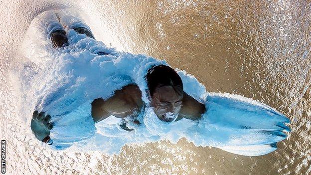 tom daley diving into water