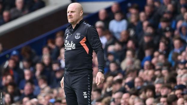 Everton manager Sean Dyche dressed in a tracksuit against Nottingham Forest