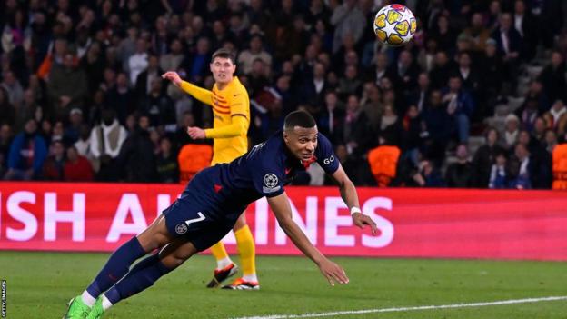 Kylian Mbappé của PSG cố gắng tạt bóng vào lưới Barcelona ở trận lượt đi tứ kết Champions League ở Paris