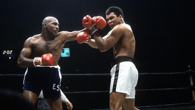 Earnie Shavers (left) fighting Muhammad Ali in 1977