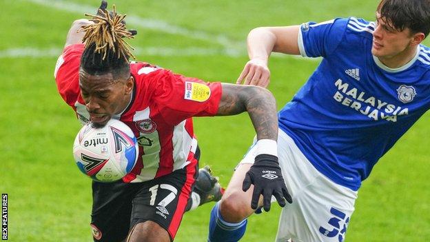 Brentford's Ivan Toney (L) fends off Perry Ng off Cardiff