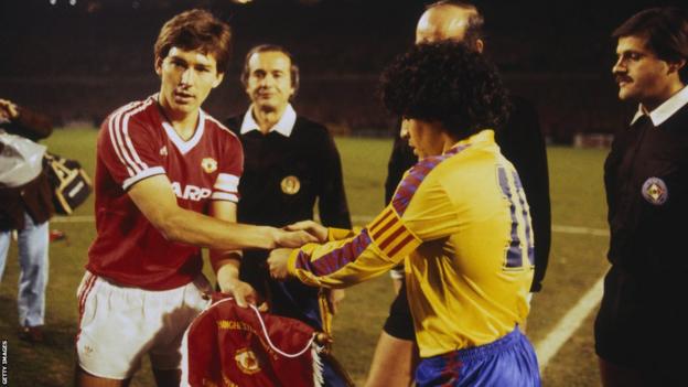 Bryan Robson and Maradona exchange pennants ahead of the 1983-84 European Cup Winners' Cup quarter-final second leg between Manchester United and Barcelona