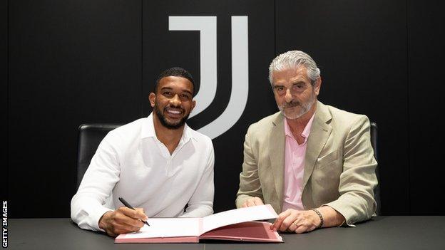 Gleison Bremer signing his Juventus contract