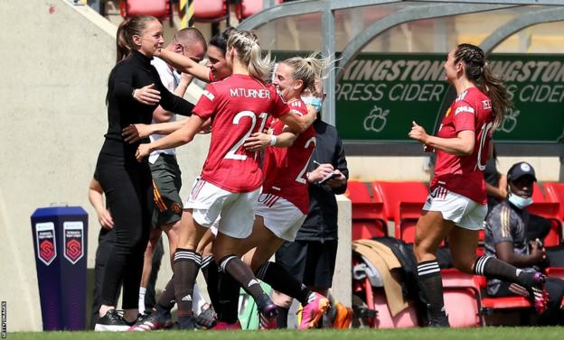 Jessica Sigsworth of Manchester United celebrates with Casey Stoney and team mates