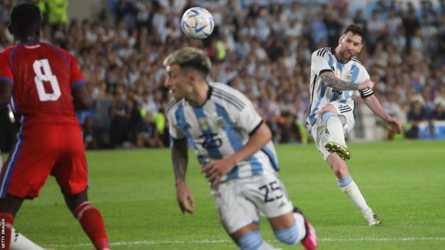 Lionel Messi scores free-kick for Argentina against Panama