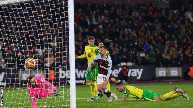 Jarrod Bowen scores