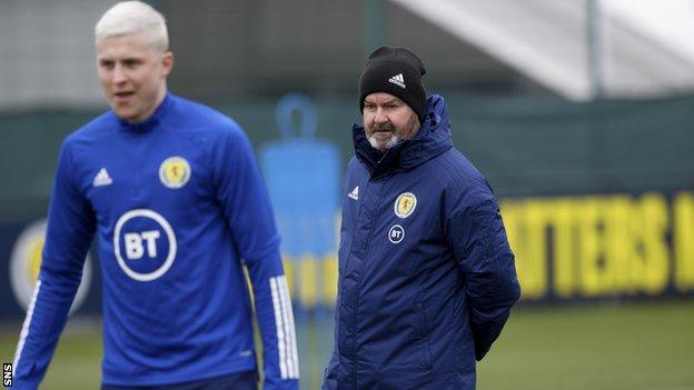 Lyndon Dykes et Steve Clarke