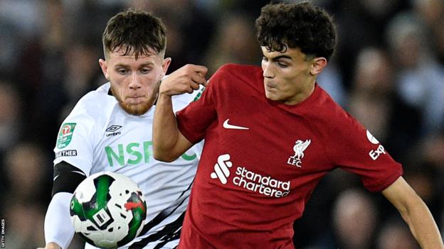 Max Bird en action pour Derby County contre Liverpool à Anfield dans la Coupe Carabao